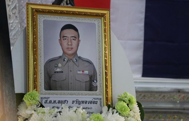 สทิงพระ | ในหลวง-ราชินี พระราชทานพวงมาลาวางที่หน้าหีบศพ สิบตำรวจโท อนุชา ขวัญทองอ่อน เสียชีวิตจากเหตุคนร้ายลอบวางระเบิด